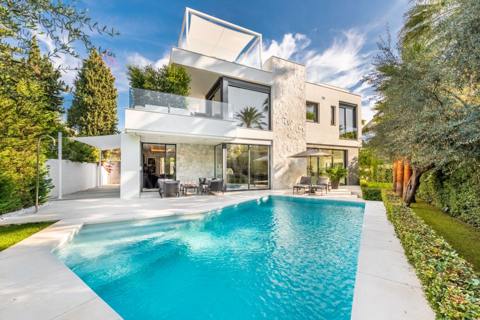 Villa moderna con preciosa terraza en la azotea en venta en la zona privilegiada de Casablanca, Milla de Oro de Marbella