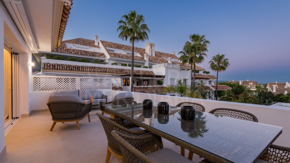 Apartamento de lujo reformado y soleado en venta en Monte Paraíso, Milla de Oro de Marbella