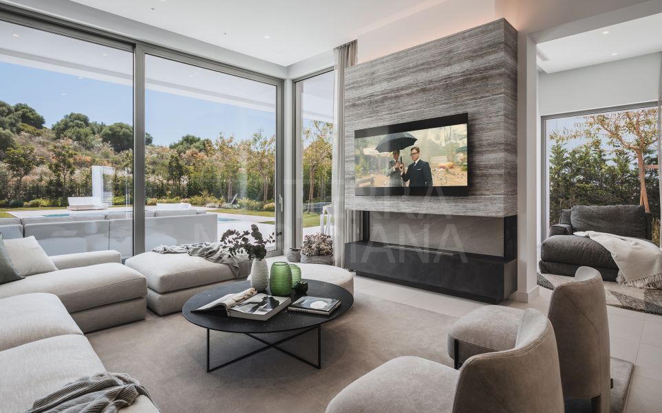 Villa neuve de qualité exceptionnelle, prête à être emménagée, à vendre à El Paraiso, Estepona