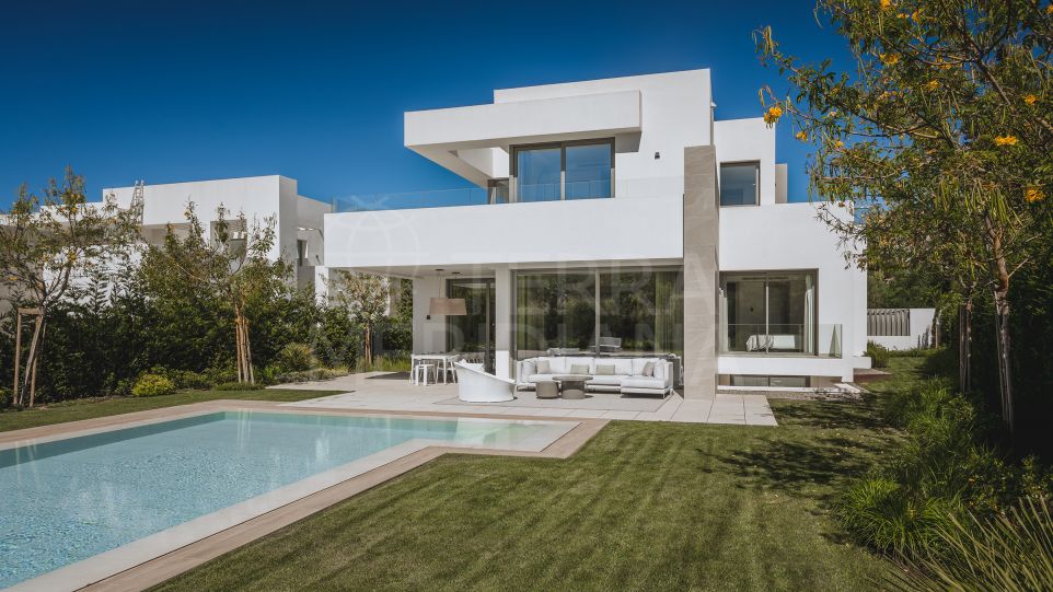 Villa neuve de qualité exceptionnelle, prête à être emménagée, à vendre à El Paraiso, Estepona