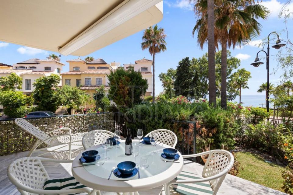 Adosado reformado con terraza en la azotea y magníficas vistas al mar en venta en Garden Beach, Estepona