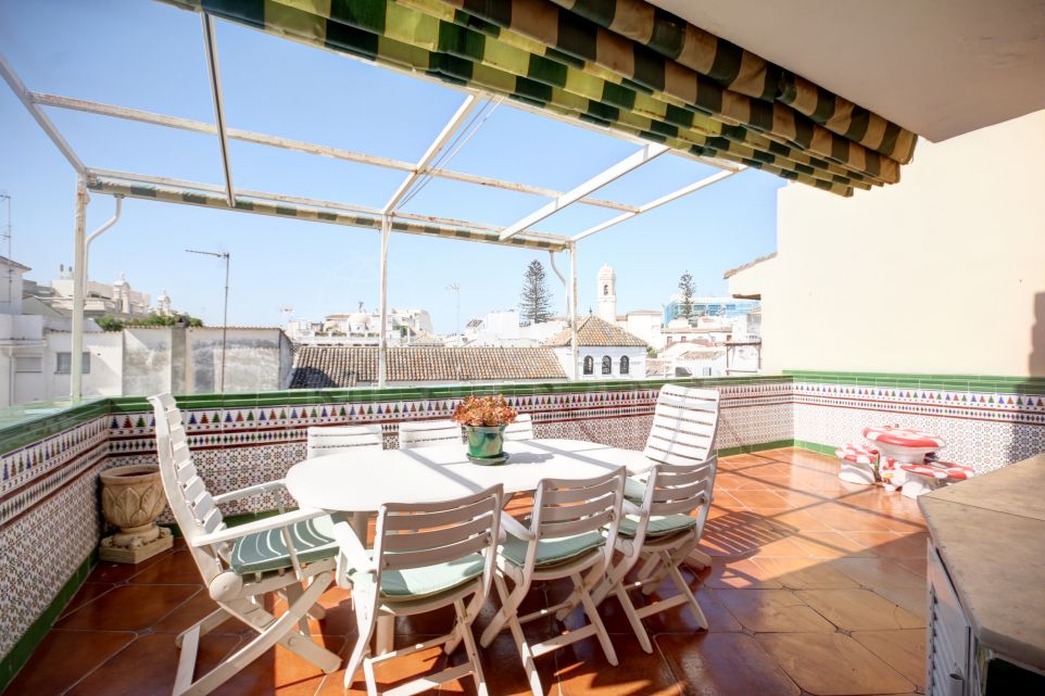 3rd floor apartment for sale in Estepona old town, with views to 2 streets, Plaza de las Flores