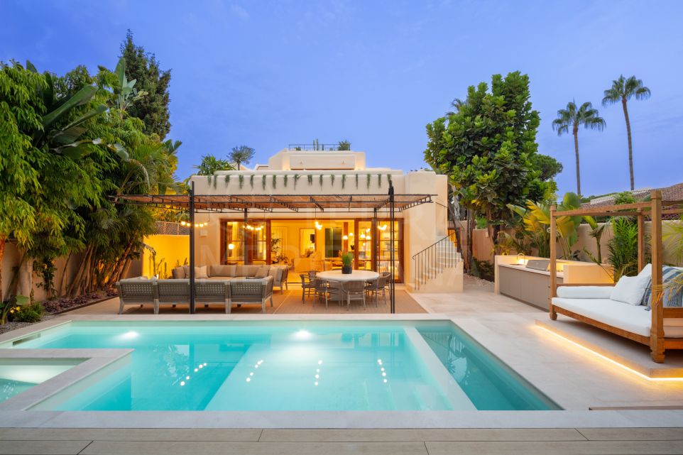 Absolute dream beachside villa with garden apartment for sale in Casablanca, Marbella Golden Mile