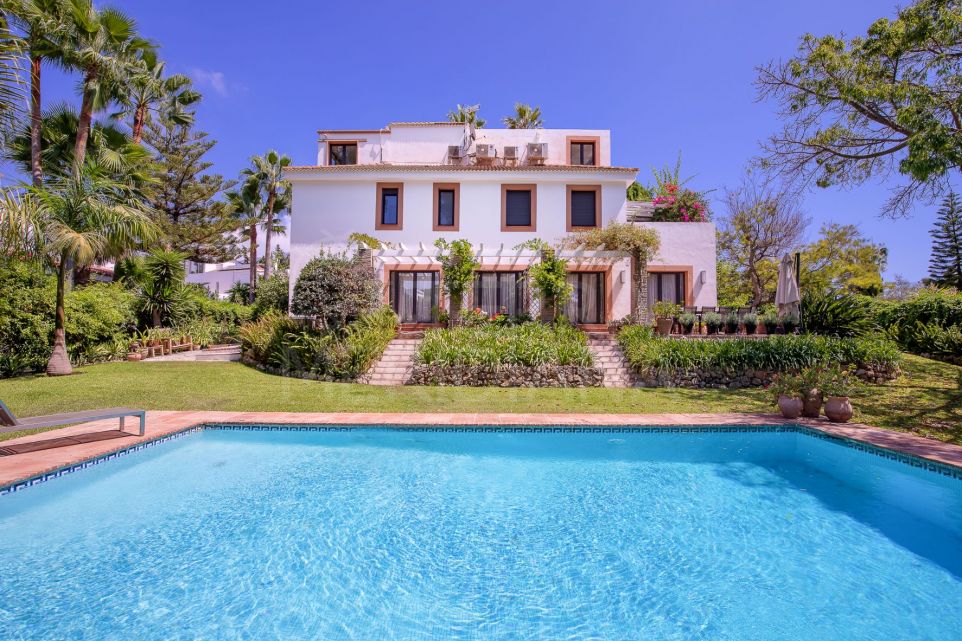Excepcional villa rodeada de vegetación en venta en Las Brisas, Nueva Andalucía, Marbella