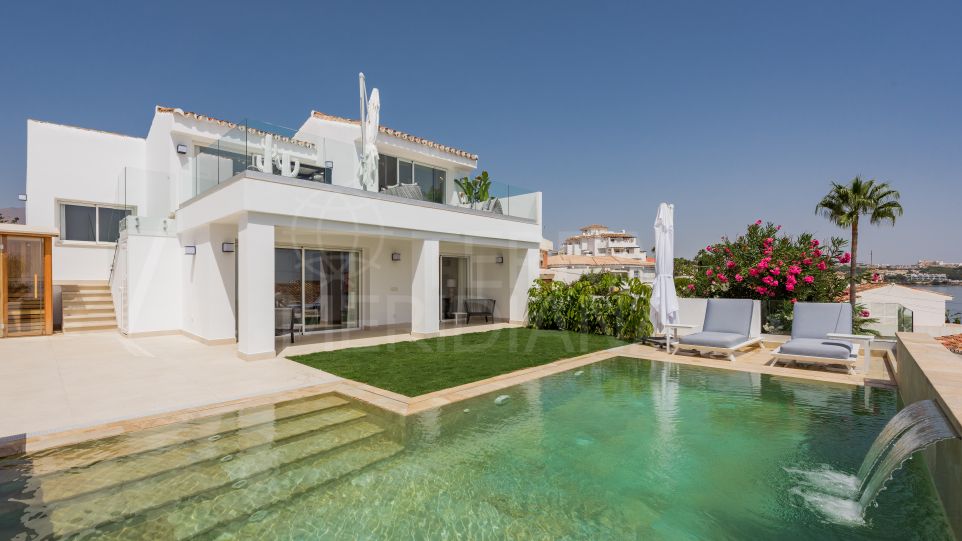 Superbe villa entièrement rénovée avec vue sur la mer à vendre à Arena Beach, Estepona.