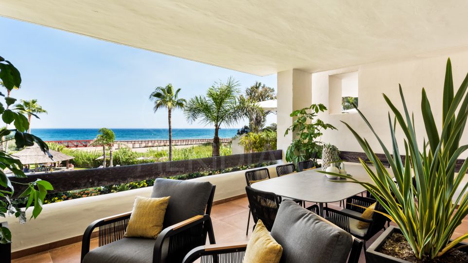Apartamento actualizado en posiblemente la mejor ubicación frente a la playa en venta en Bahía del Velerín, Estepona