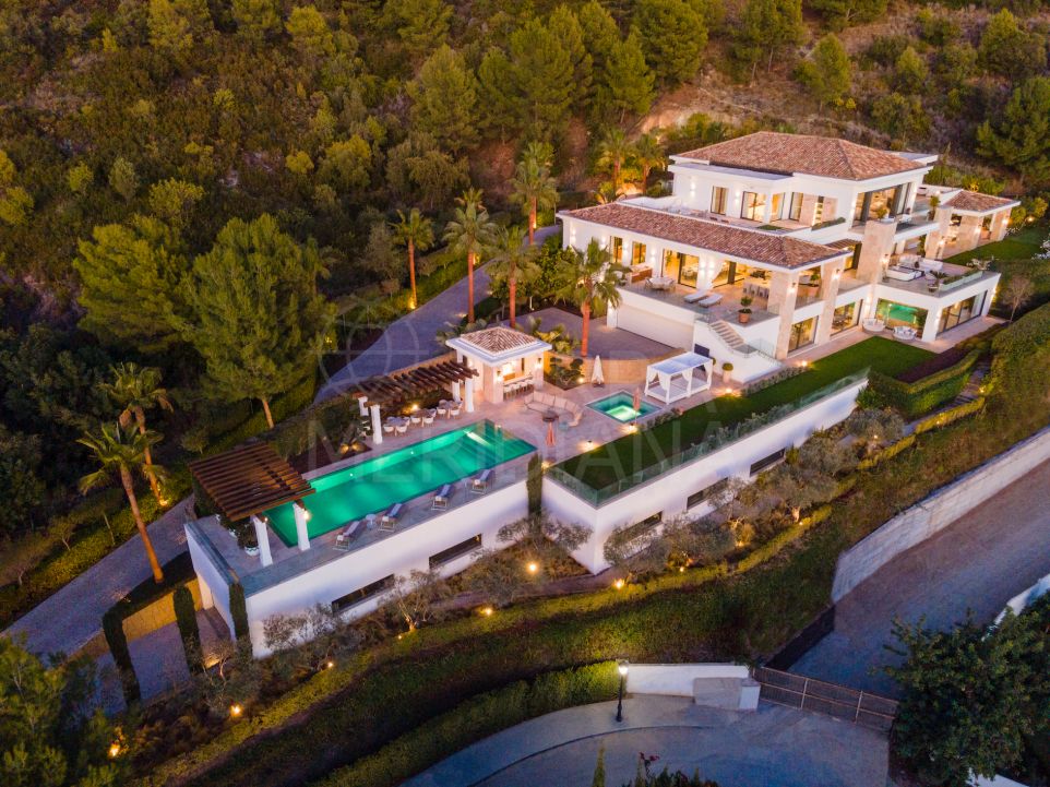 Notable villa con diseño atemporal en venta en Cascada de Camojan, Marbella Milla de Oro