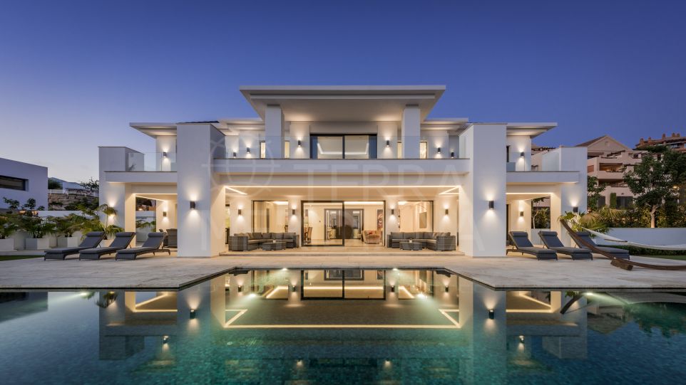 Magnífica villa de lujo de 6 dormitorios en primera línea de golf en venta en La Alqueria, Benahavis
