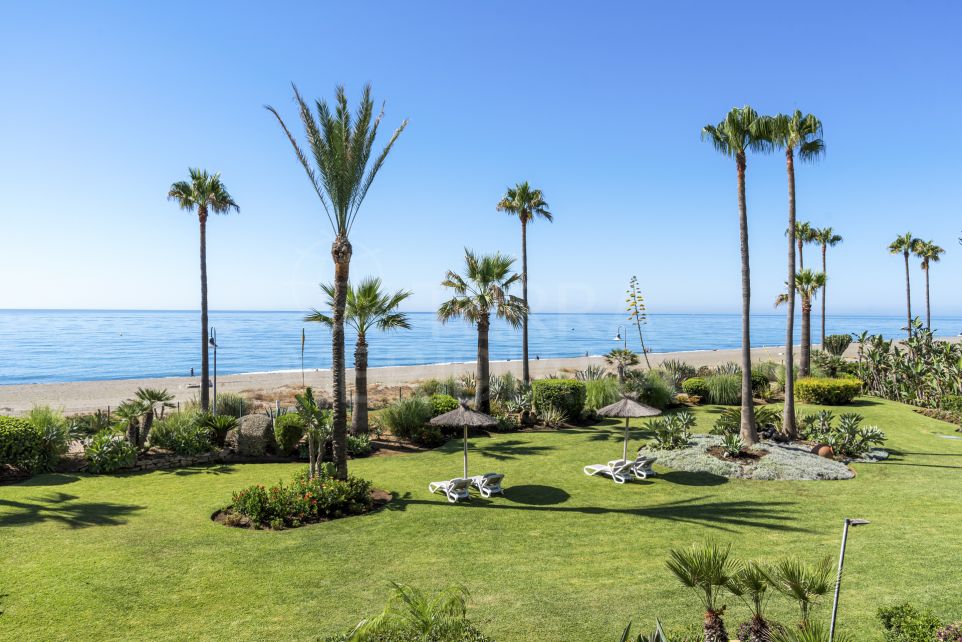 Renovated and exceptionally luxe apartment with sea views for sale in Costalita del Mar, Estepona