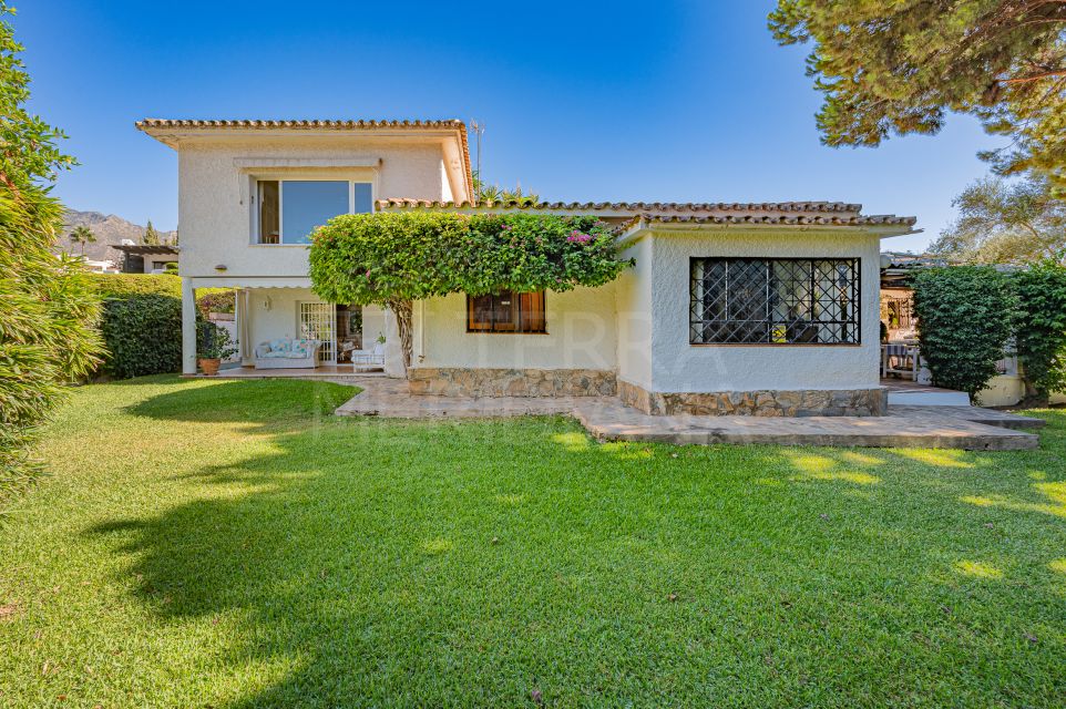 Villa junto a la playa con infinitas posibilidades en venta en Casablanca, Milla de Oro de Marbella