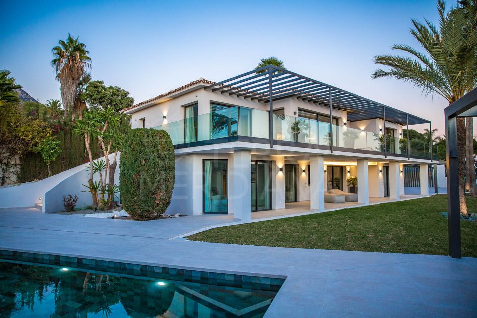 Toute nouvelle villa de luxe de style contemporain avec vue panoramique sur la mer à vendre à Nagüeles, Marbella.