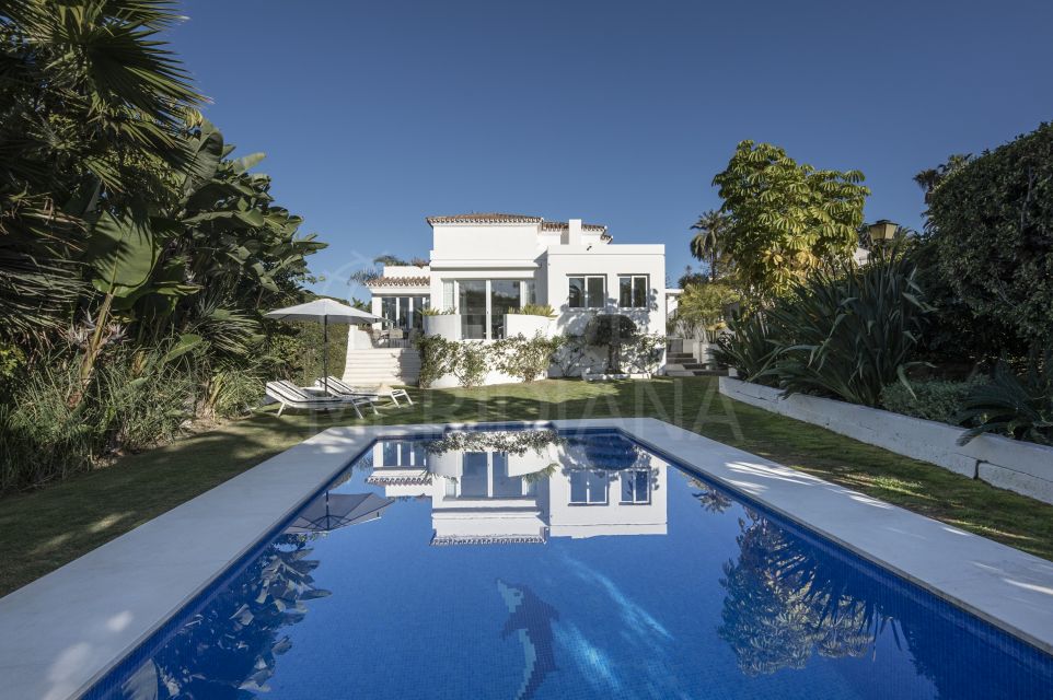 Lujosa y acogedora villa con preciosas vistas en venta en Las Brisas, Nueva Andalucía, Marbella