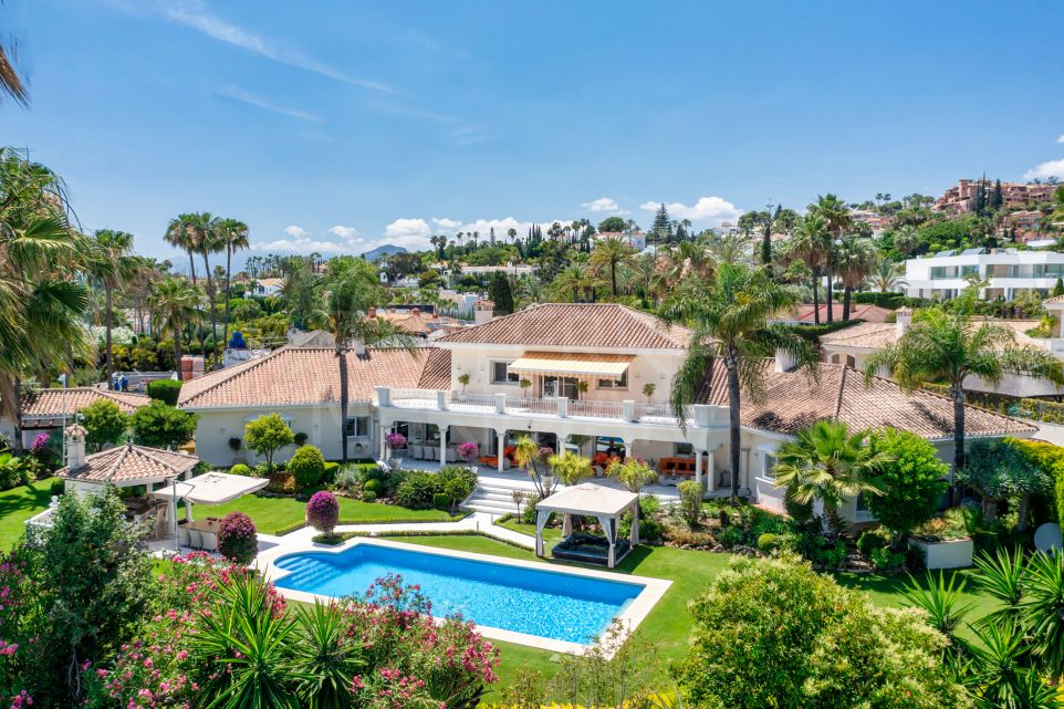 Lujosa villa de inspiración andaluza en venta en La Cerquilla, Nueva Andalucía, Marbella