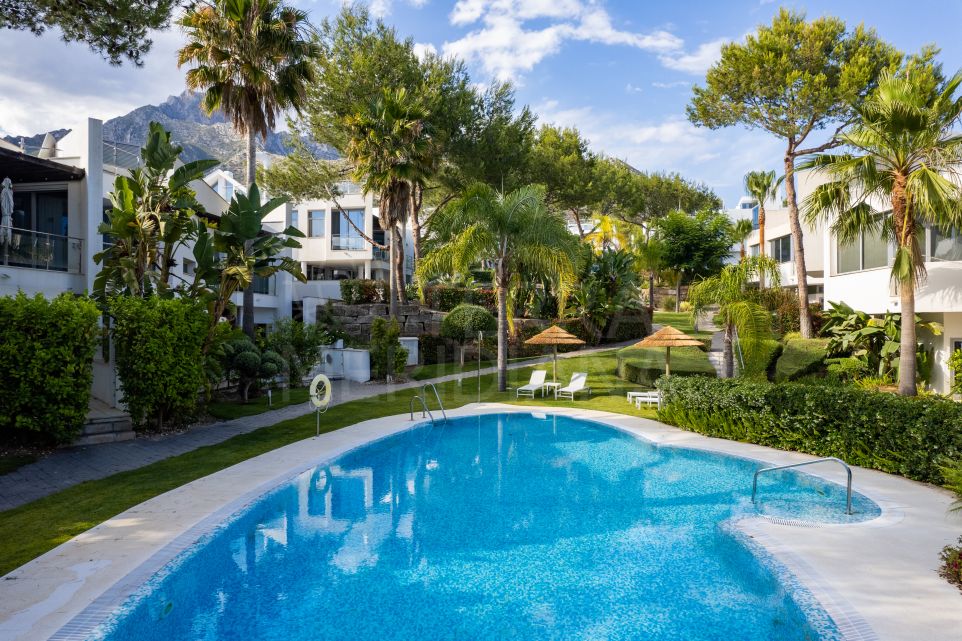 Casa semi adosada contemporánea con preciosas vistas en venta en Meisho Hills, Milla de Oro de Marbella