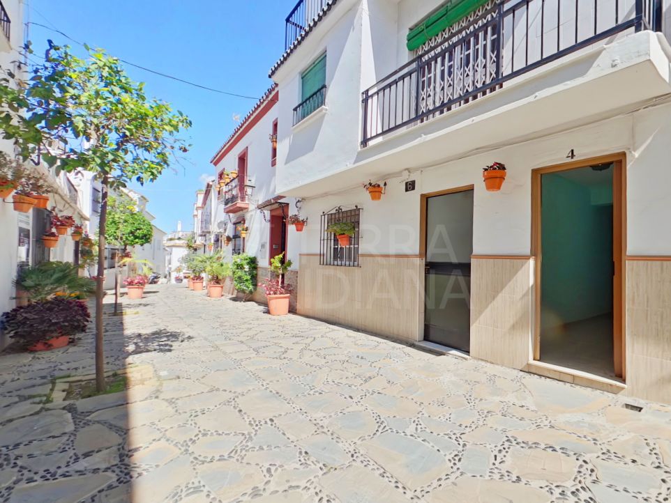 Ground floor apartment for sale in the old town of Estepona, with great rental potential