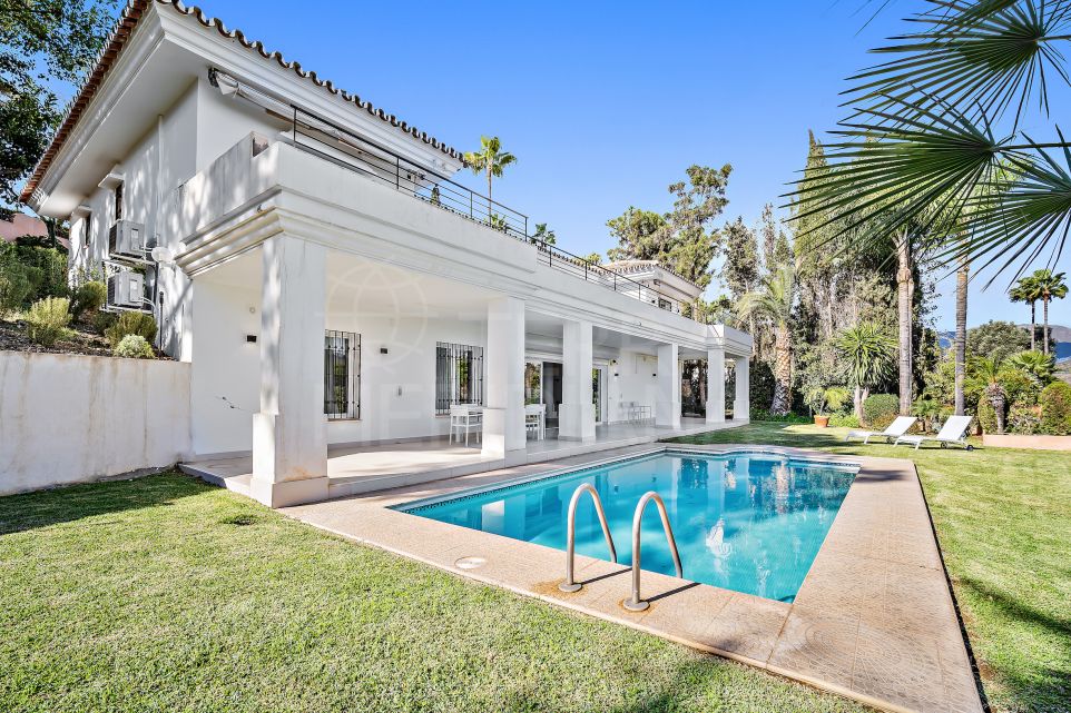 Villa récemment rénovée avec vue sur le terrain de golf Rio Real à vendre à Marbella Est