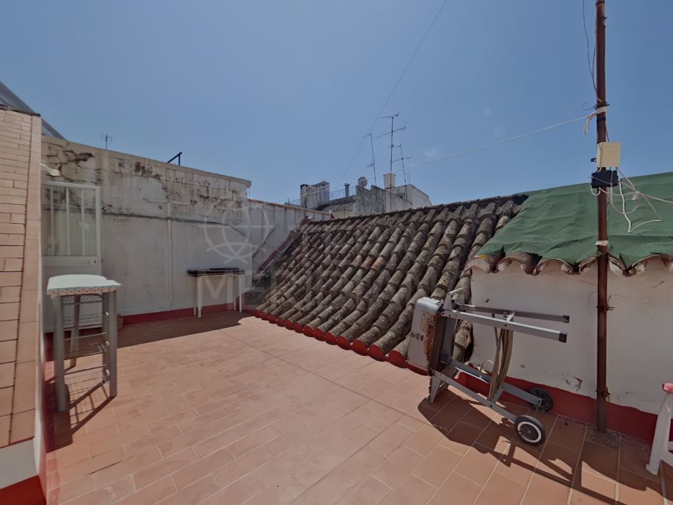 Apartamento en venta en el casco antiguo de Estepona, a un paso de la playa y con soalrium privado