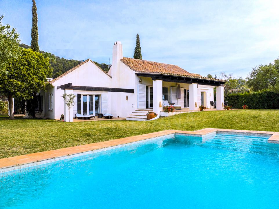 Villa de plain-pied dans une communauté fermée exclusive à vendre à Cascada de Camojan, Marbella Golden Mile