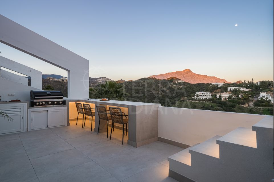 Stunning refurbished penthouse with gorgeous scenic views for sale in La Quinta, Benahavis