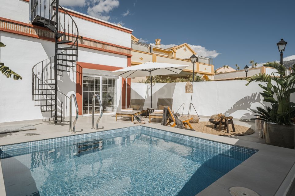 Casa adosada de estilo escandinavo con piscina privada en venta en Nueva Andalucia, Marbella
