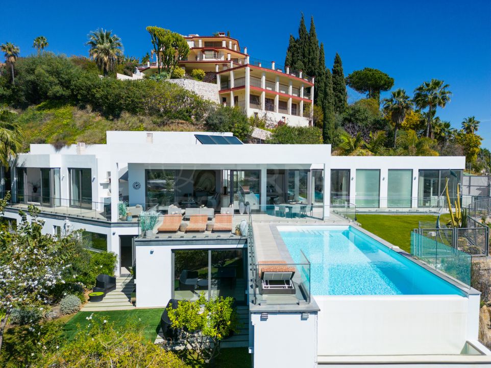 Villa with an avant-garde interior design and gorgeous views for sale in El Herrojo, Benahavis