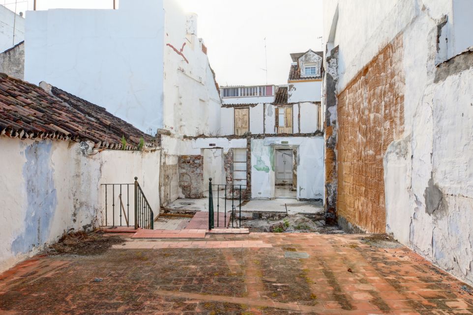 Terrain avec licence approuvée à vendre dans la vieille ville d'Estepona, à 200 mètres de la plage