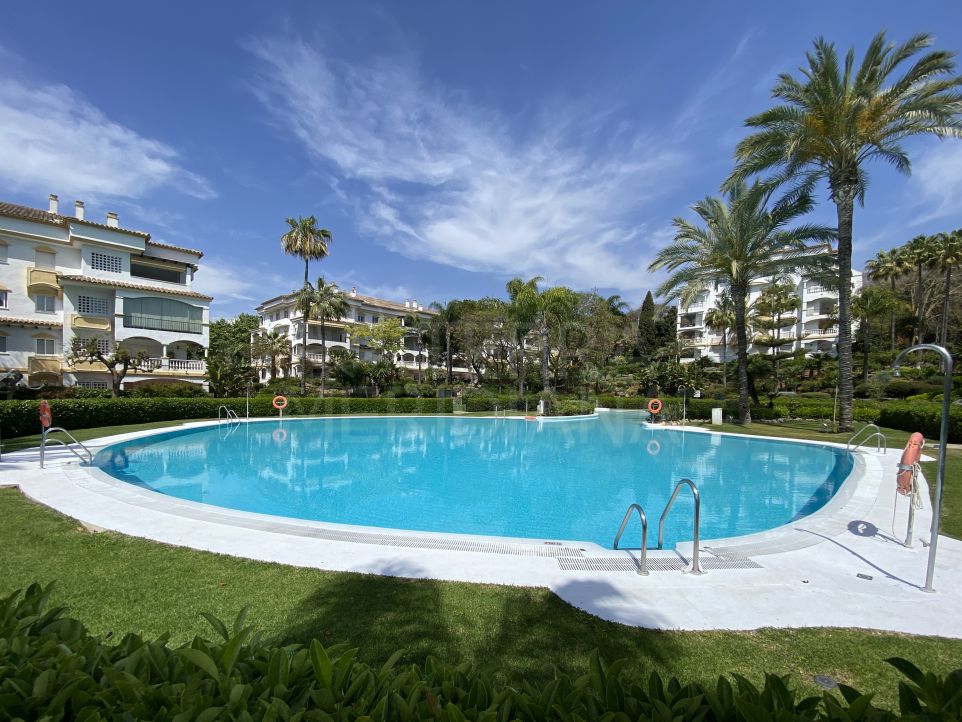 Villa de lujo actualizada con 4 dormitorios en venta en el corazón de la Milla de Oro de Marbella
