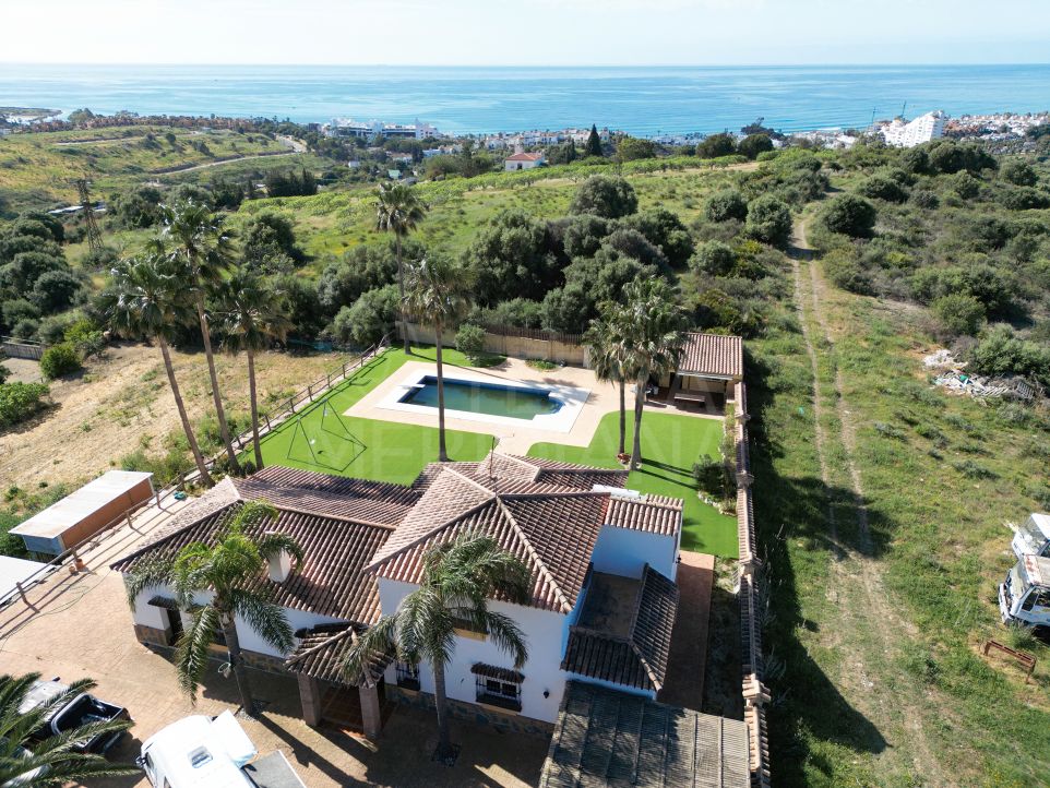 Country villa with 4 bedrooms, sea views and horse stables for sale near Estepona centre
