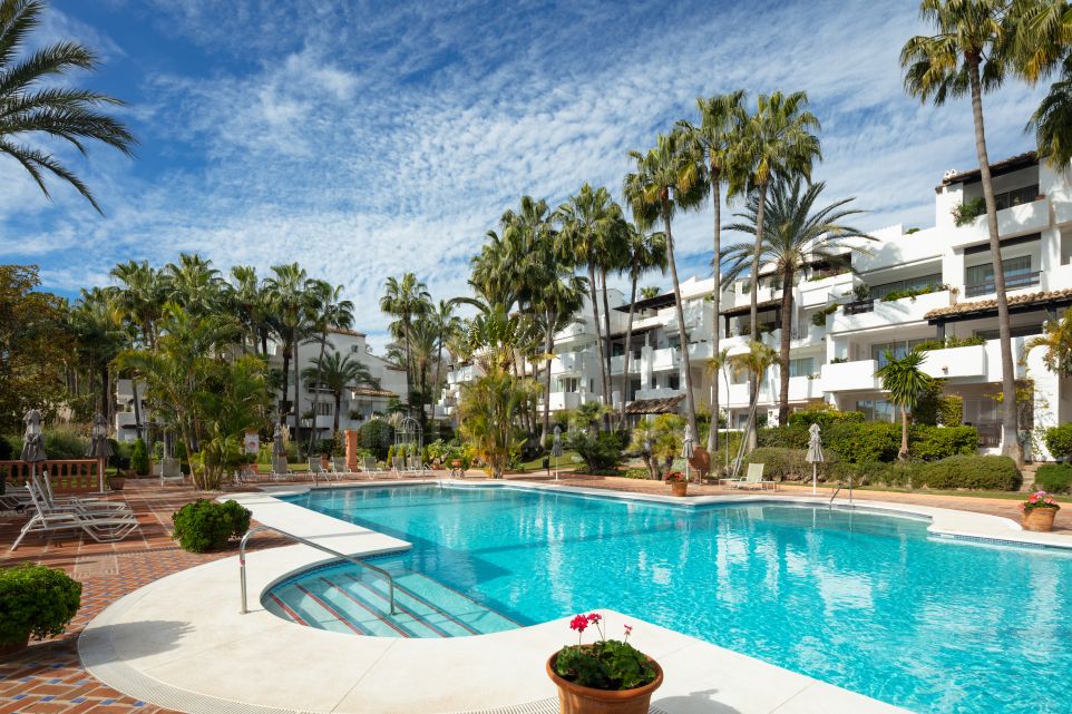 Stunning apartment with ample natural light for sale in Marina de Puente Romano, Marbella Golden Mile