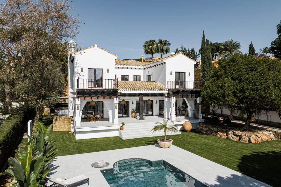 Villa de estilo cortijo actualizado con comodidades modernas en venta en Hacienda Las Chapas, Marbella Este