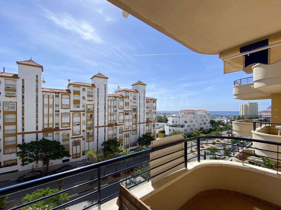 Beautiful 2 bedroom apartment with sea views for sale near the Port of Estepona