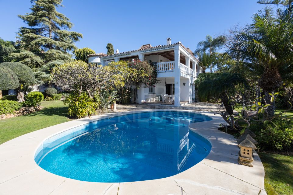 Stunning Mediterranean villa with sea views and large garden for sale in Paraiso Alto, Benahavis