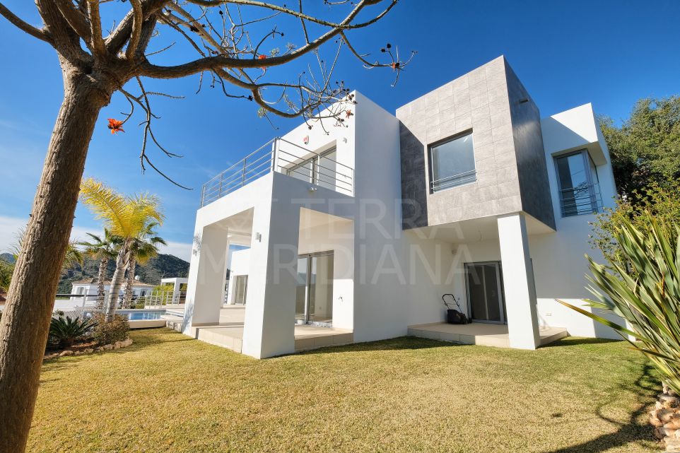 Villa contemporánea de nueva construcción de 4 dormitorios con impresionantes vistas en venta en Puerto del Capitán, Benahavis