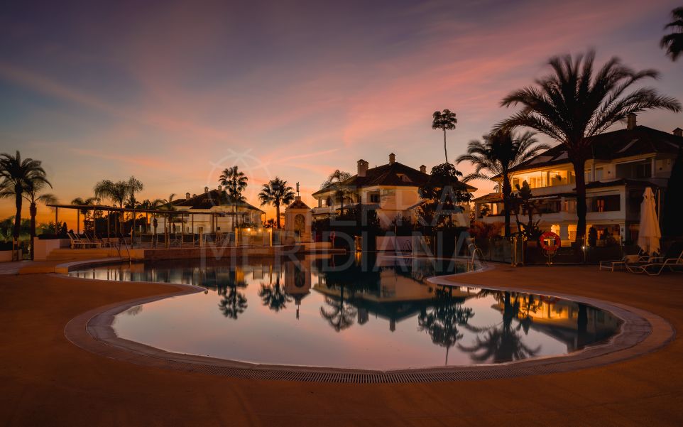Apartamento de lujo actualizado con comodidades de primera categoría en venta en Monte Paraíso, Milla de Oro de Marbella