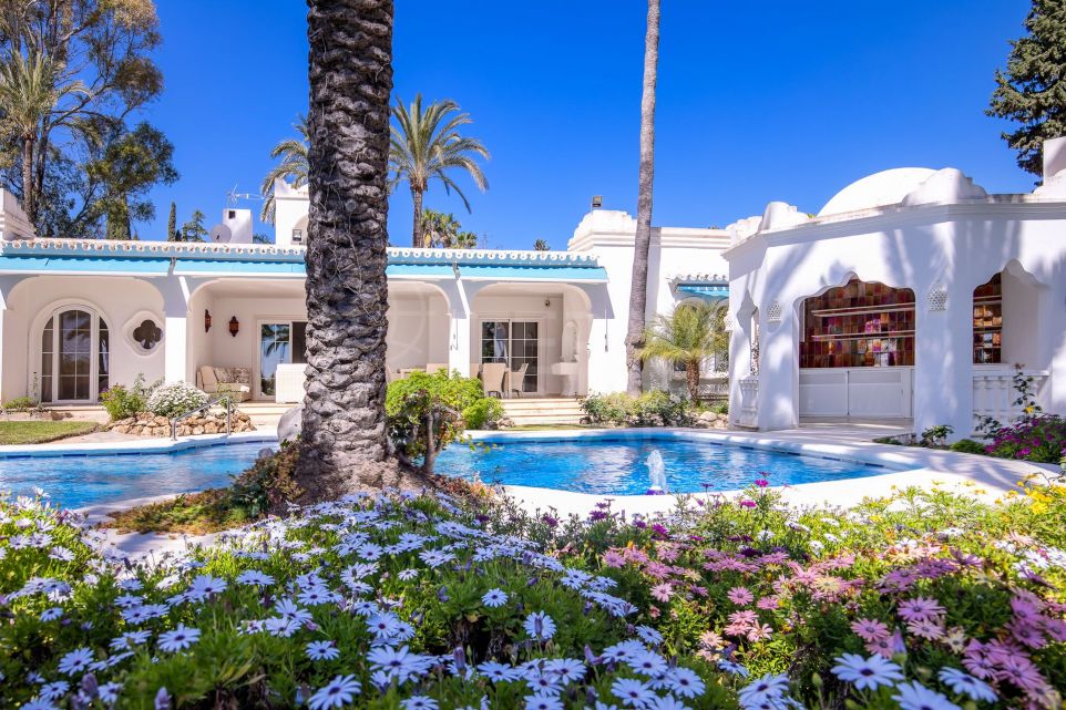 Belle villa de plain-pied avec jardins luxuriants à vendre à El Paraiso, Estepona