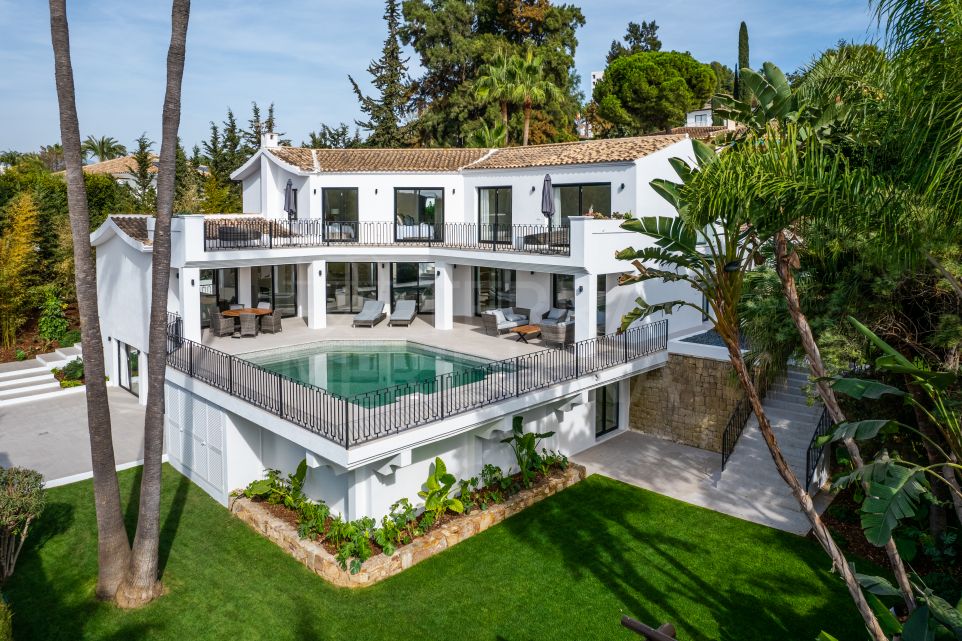 Lujosa villa moderna con acabados de calidad superior en venta en El Paraiso, Estepona