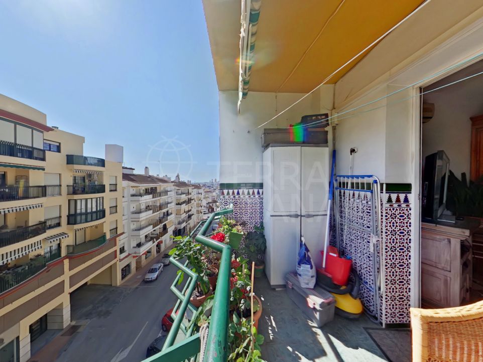 Appartement en attique à vendre dans le centre d'Estepona, avec vue partielle sur la mer et parking privé