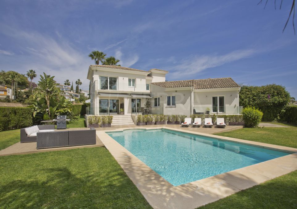 Elégante villa de quatre chambres à coucher avec de vastes espaces de terrasse à vendre à El Rosario, Marbella East