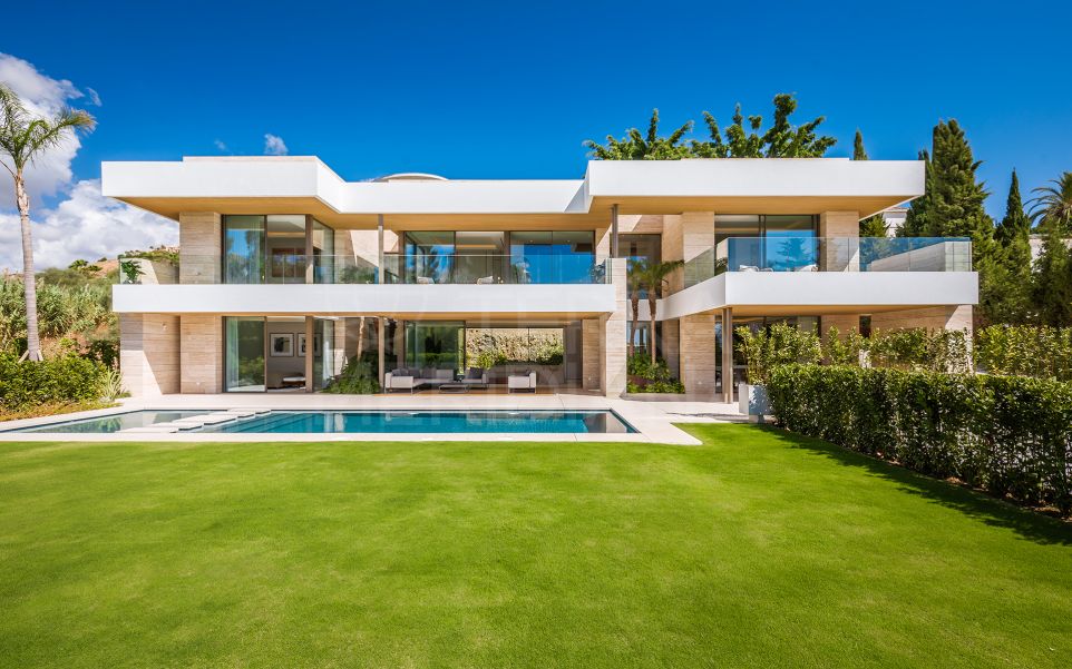 Impresionante Villa en Parcela de Esquina con Servicios Exclusivos en Venta en El Paraiso, Estepona