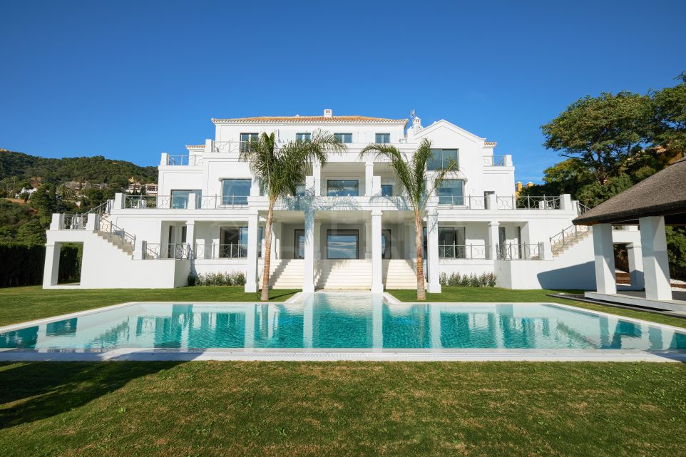 Magnifique villa contemporaine avec des vues impressionnantes à vendre à El Madroñal, Benahavis