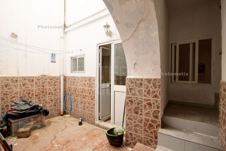 Casa adosada en venta para reformar en Estepona centro