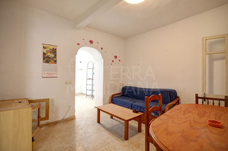 Casa adosada en venta para reformar en Estepona centro