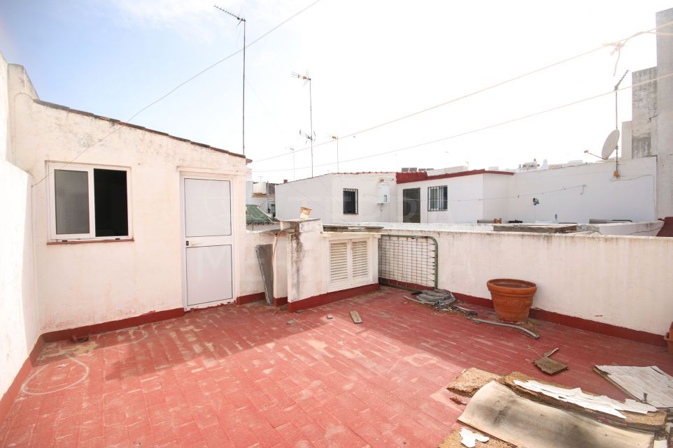 Casa adosada en venta para reformar en Estepona centro