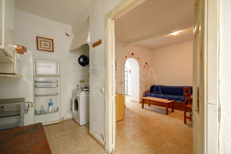 Casa adosada en venta para reformar en Estepona centro