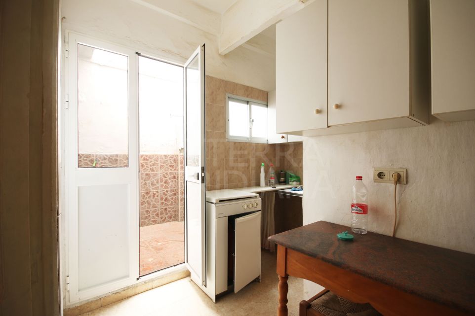 Casa adosada en venta para reformar en Estepona centro