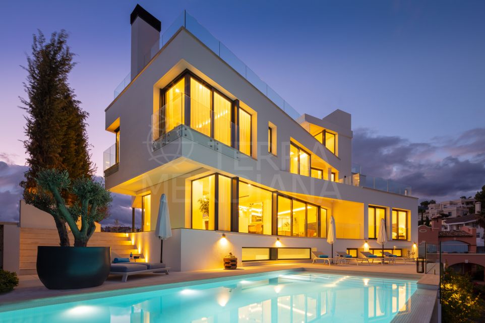 Icónica villa de lujo con piscina cubierta e impresionantes vistas en venta en La Quinta, Benahavís
