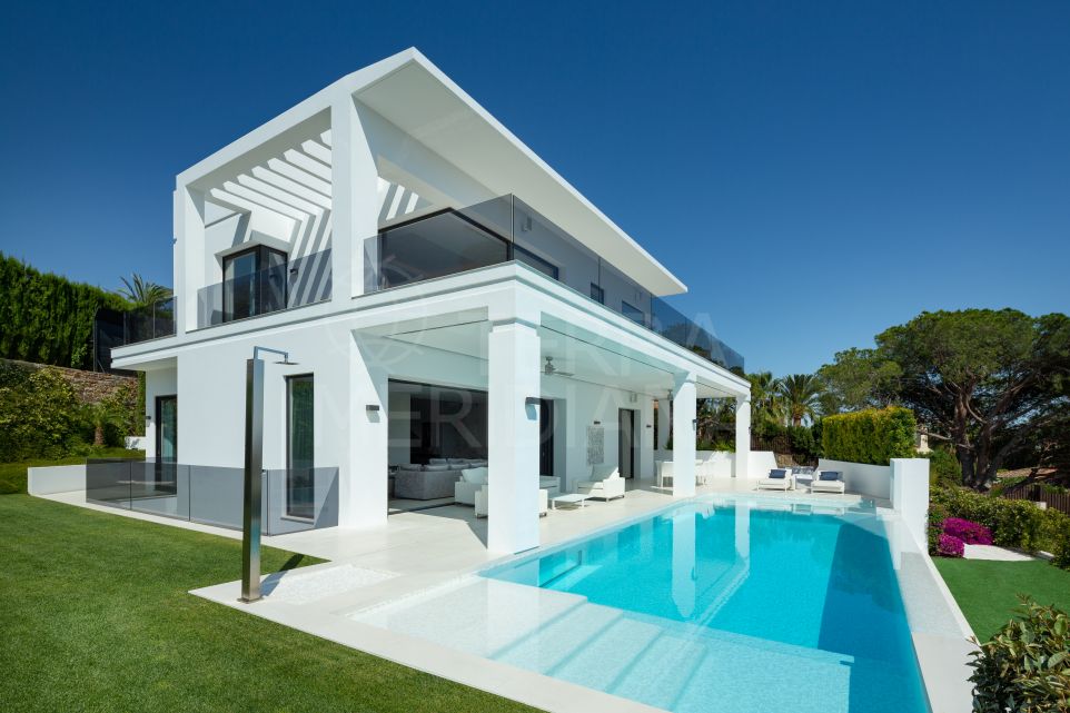 Villa contemporánea de estilo mediterráneo con magníficas vistas en venta en Nagüeles, Marbella Milla de Oro