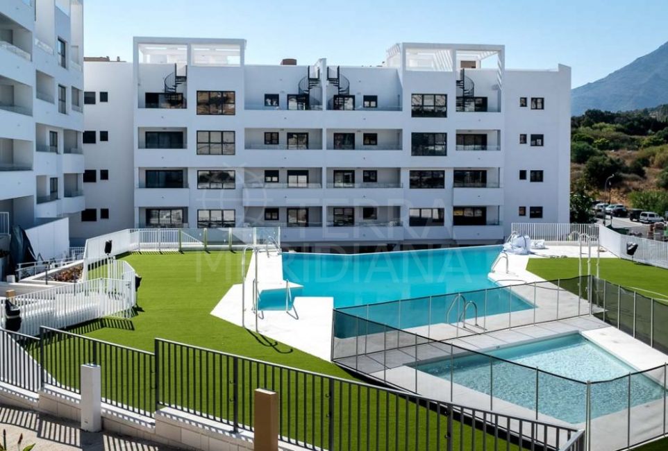 Piso nuevo a estrenar de 3 dormitorios con gran terraza se vende en el centro de Estepona