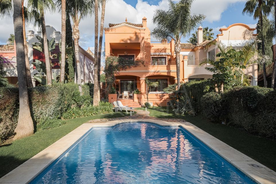 Elegant semi-detached townhouse for sale in resort-style La Alzambra, Nueva Andalucia, Marbella