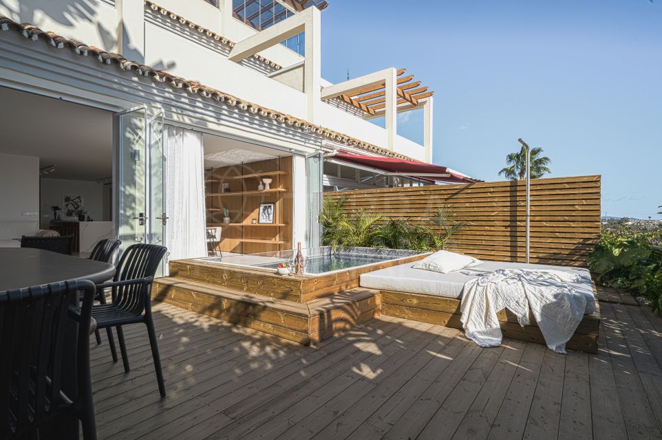 Apartamento con vistas al mar y un espacio de vida oasis al aire libre en venta en La Cerquilla, Nueva Andalucia